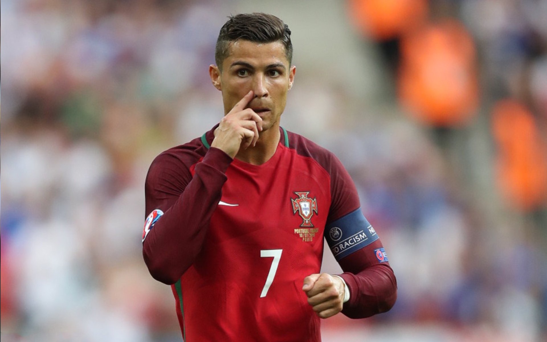 国家队后卫线上直播战术复盘互动教学获得粉丝好评，足球国家队后卫